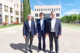 Miguel Gallego, Jorge Sendagorta y Ricardo Abad en las instalaciones de Sener en Tres Cantos.jpg